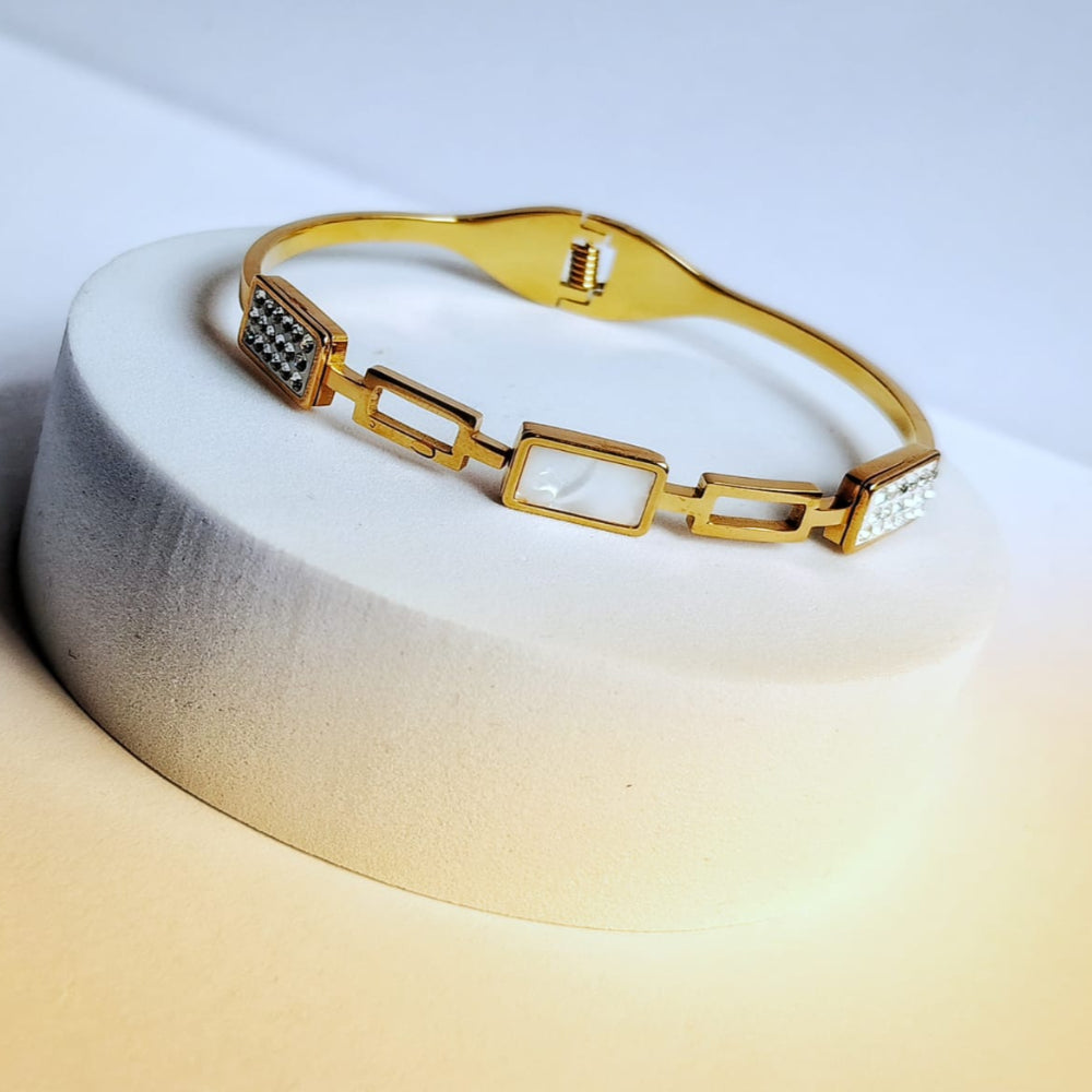Light- weight Anti-tarnish MOP Handcuff Glowing in warm Light