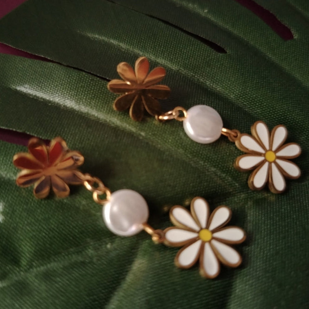 Dasiy Danglers with Pearl on Monstera Leaves