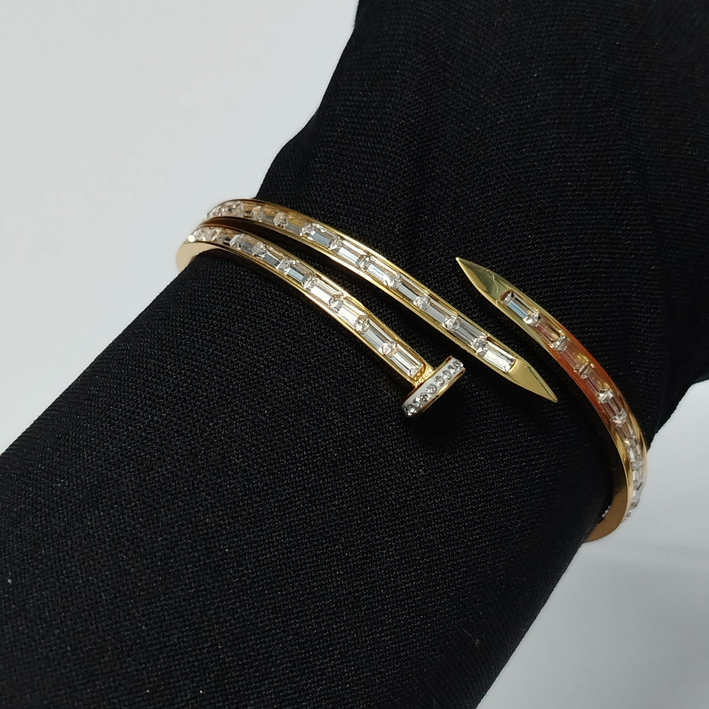 Model Wearing AD Bracket Setting Nail Style Bracelet