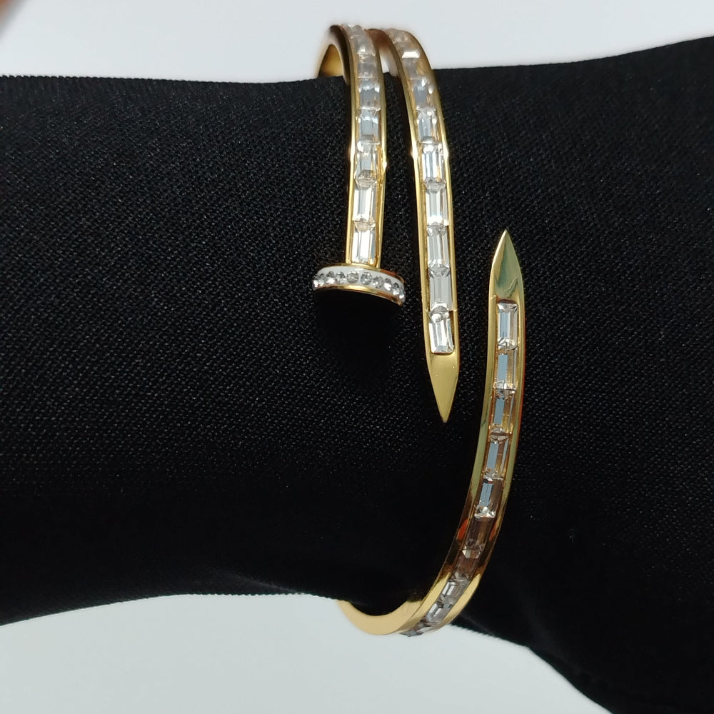 Model Wearing Front Openable Ad Bracket Setting Bracelet