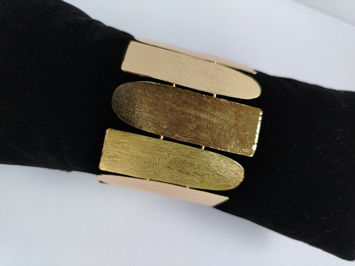 Aesthetic Broad Textured Handcuff