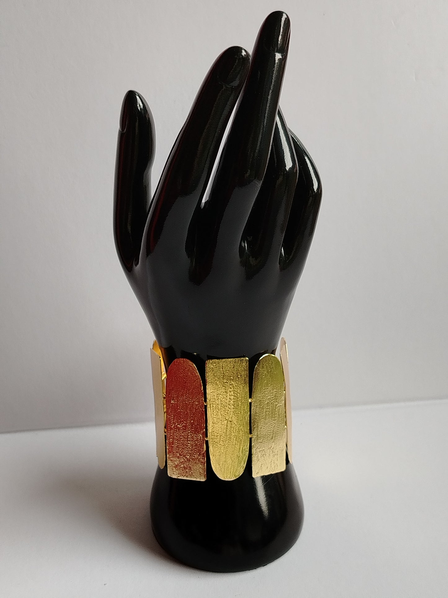 Aesthetic Broad Textured Handcuff