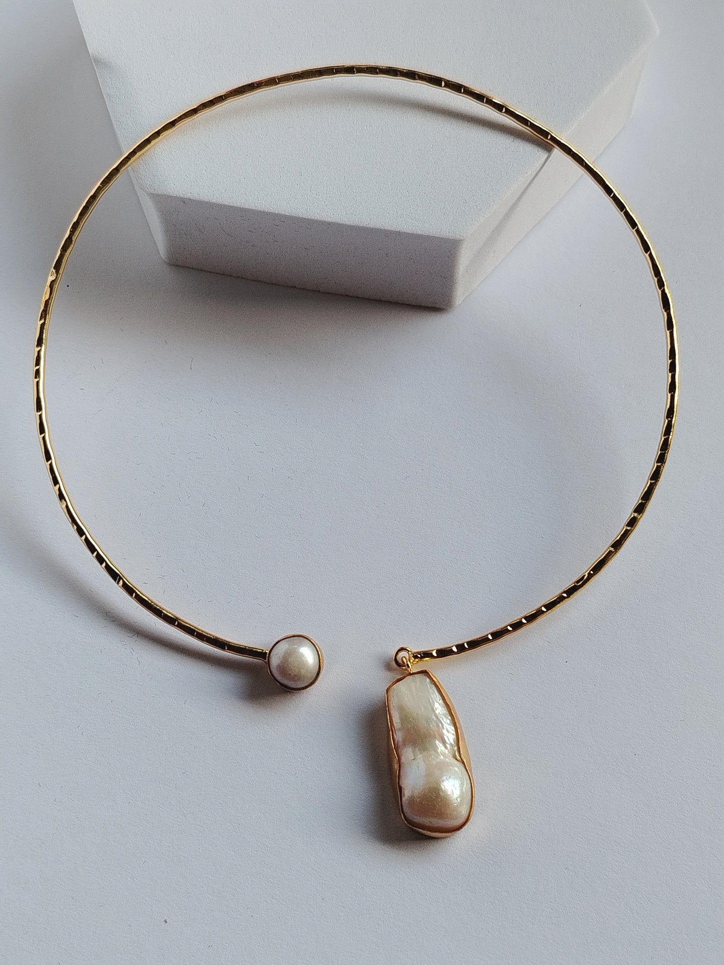Minimalist Western Style Baroque Pearl Hasli