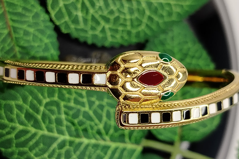 Anti- tarnish Snake Style Bracelet o n Green Leaves