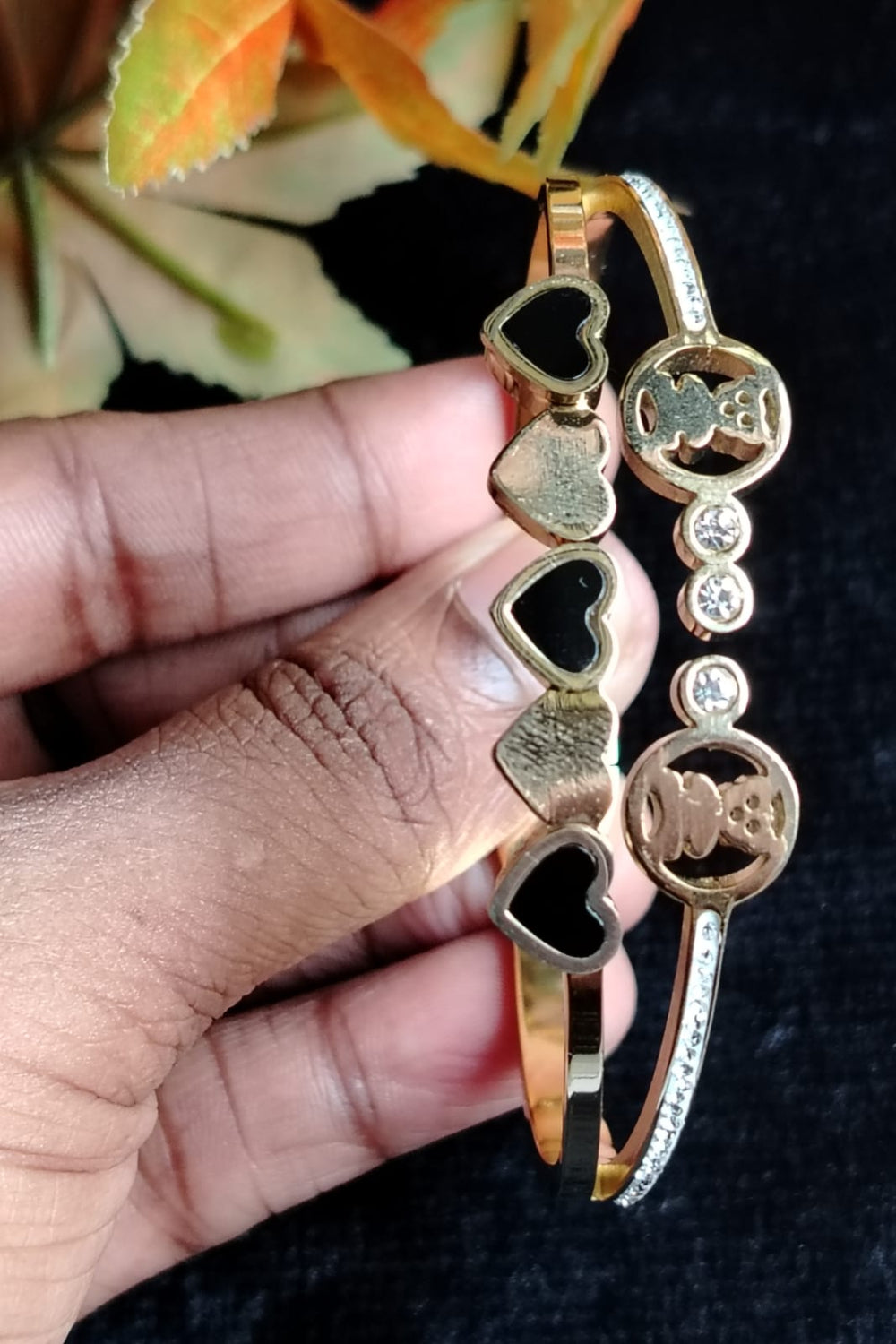 Model Holding Teddy Heart Anti-tarnish Bracelet