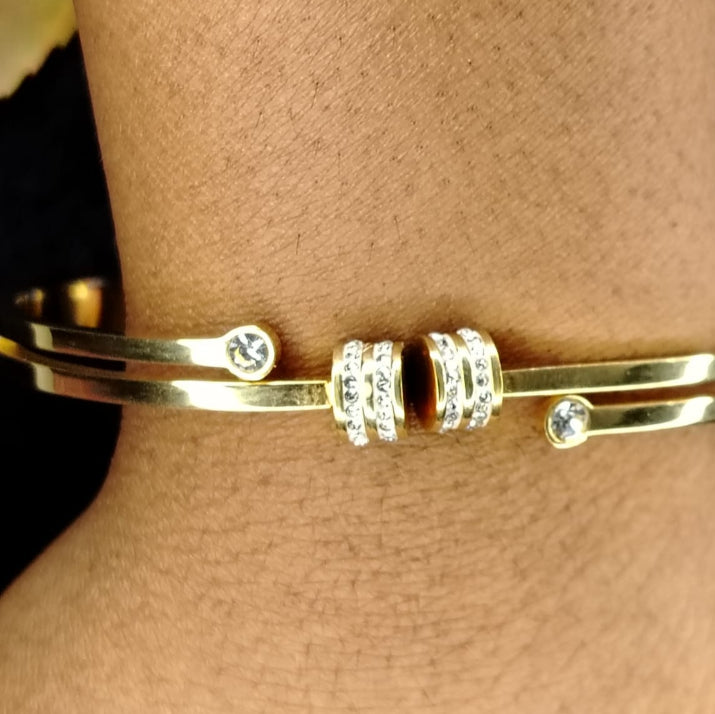 Model Wearing Cylindrical Motif AD Anti-tarish Bracelet