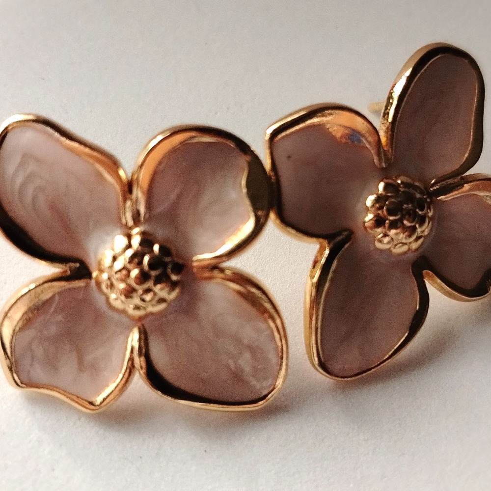Korean Flower Tops in Gold Polish and Enamel