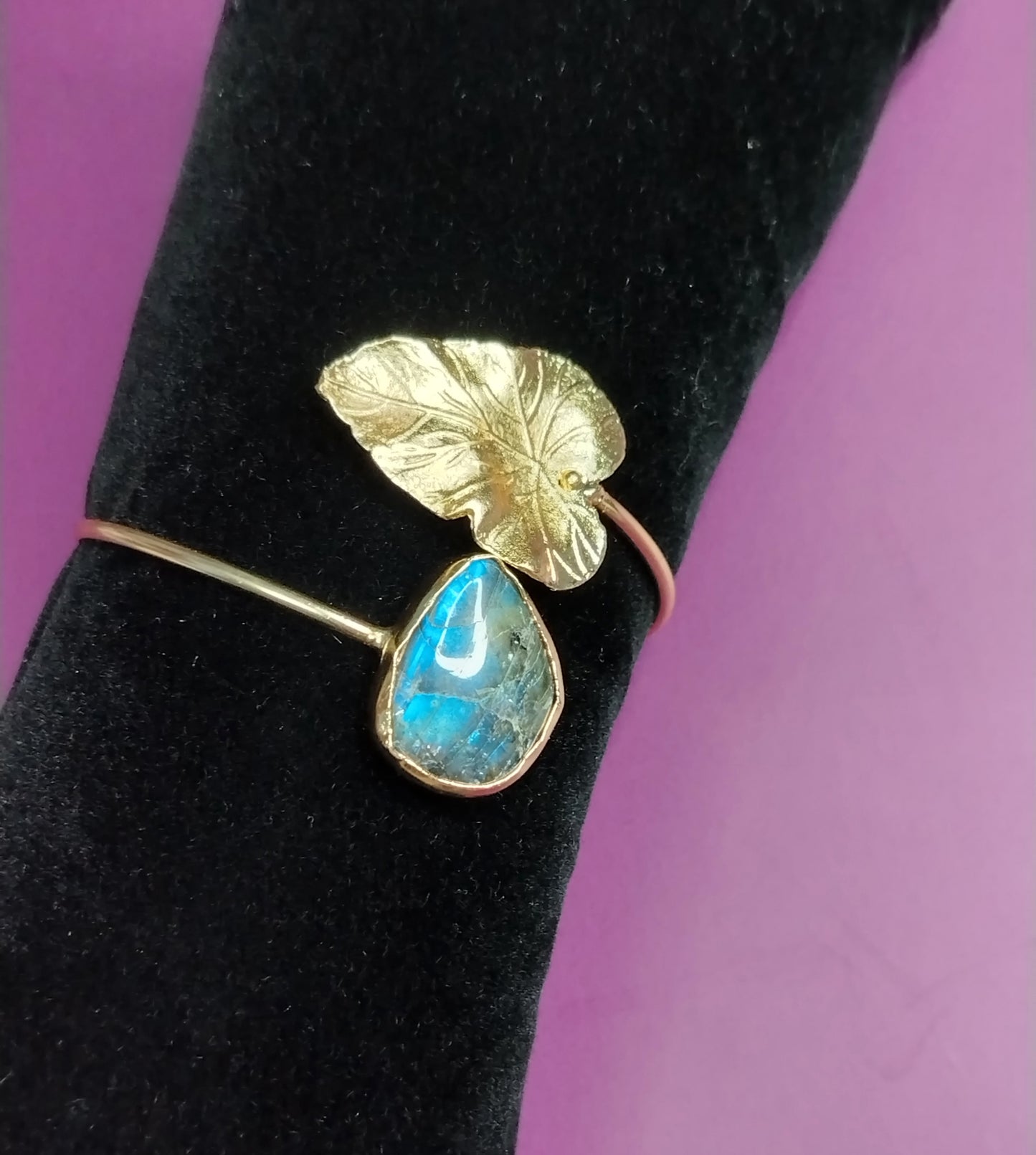 Leaf Motif Natural Stone Bracelet