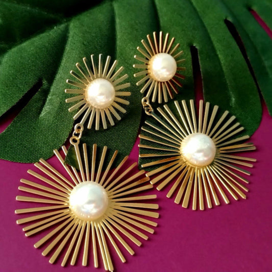 Sun-shaped Eaarrings on Monstera Leaves