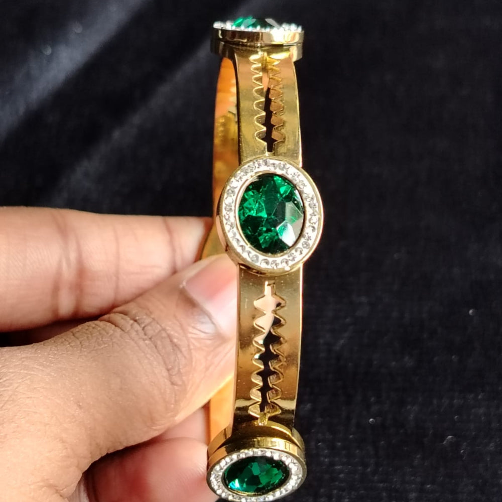 Model Holding Anti-tarnish Emerald Bracelet